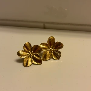 Blom örhängen  - Ett par så fina örhängen! Aldrig använda hör av dig vid intresse eller frågor🥰