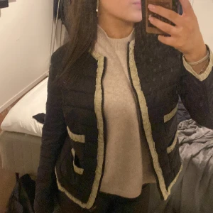 Vår jacka💓 - Bra sick! Storlek M men är liten i storleken så passar XS/S 💞tunn och är perfekt till våren