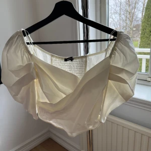 Blus - Aldrig använd. Köpte den för jag skulle ha den till en fest men slutade med en annan outfit. 