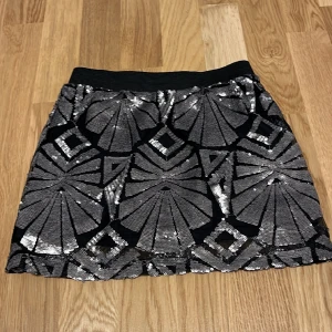 Kjol  - Jättefin glittrig kort kjol. Inga defekter och den har aldrig varit använd.🤍