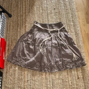 Brun vintage kjol - Snygg brun vintage kjol från Vero Moda, otroligt söt och fin med alla små detaljer, säljer då den e för liten för mig!🌟