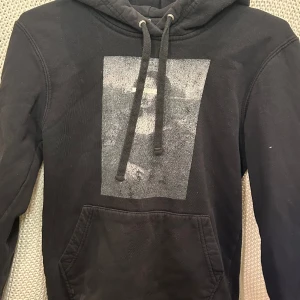 the cool elephant hoodie  - hoodie från the cool elephant i strl xs med mona lisa trycket ganska sliten hör av dig vid frågor🩵