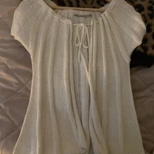 Söt kofta - Så söt stickad kofta som går att knyta där fram💕 inga defekter och knappt använd 