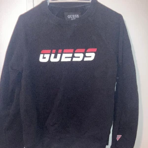 Guess tröja - Storlek M, inga skador 