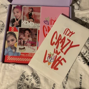 ITZY crazy in love album (yeji version)  - Den har obviously öppnats men allt som var med originellt är kvar