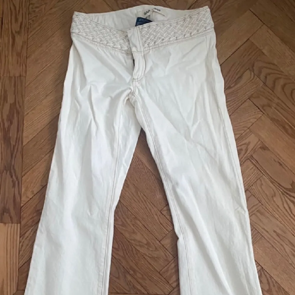 Superfina vita lågmidjade jeans fråg GAP, med supersnygg flätad detalj runt midjan. Dessa är tyvärr för små för mig, och är endast använda fåtal gånger. . Jeans & Byxor.