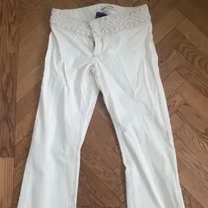 Superfina vita lågmidjade jeans fråg GAP, med supersnygg flätad detalj runt midjan. Dessa är tyvärr för små för mig, och är endast använda fåtal gånger. 