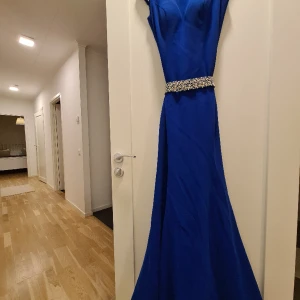 Festklänning  - Festklänning/ Användt bara en gång. Man kan ta av bältet  Köpte för 6000