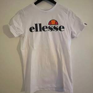 Vit Ellesse T-shirt bra skick, endast använda et fåtal gånger ny pris 450kr Storlek 158-165 13-14y