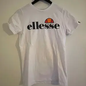 Vit Ellesse T-shirt bra skick, endast använda et fåtal gånger ny pris 450kr Storlek 158-165 13-14y