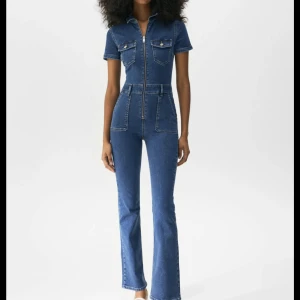 Jumpsuit i denim - Säljer mina jumpsuit som inte kommer till användning. Använd 1-2 gånger bara så i väldigt bra skick💕storlek L men skulle mer säga M/L