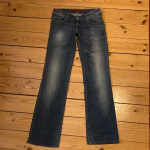 Jättesnygga lågmidjade jeans med bortsprättade bakfickor. Midjemått: 35cm innerbenslängd: 74cm