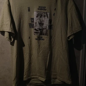Tupac t shirt - Den e en t shirt bra kvalitet använts bara en gång ljus grön 