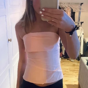 Zara topp  - Helt ny zara topp, aldrig använd!🤍 Prislappen sitter kvar. 🚨Den är helt slutsåld överallt i alla storlekar🚨