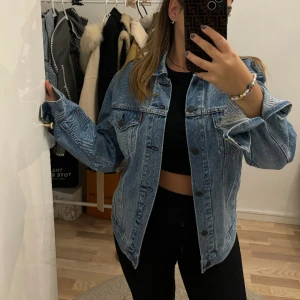 Levis jeansjacka - Jeansjacka från märker Levis. Använd endast en gång. Unisex och passar de flesta storlekarna. Men är i storlek M