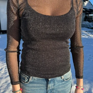 Fest topp!! - Festlig glittrig topp💕Linne under på tagen bild.
