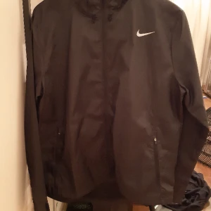Vindjacka nike  - Oanvänd vindjacka Nike 