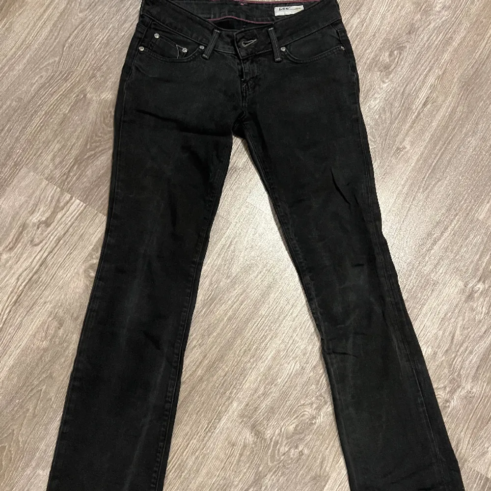 Bootcut, lågmidjade, snyggt svart tvättning, passar till alla tillfällen💕W28 L33. Jeans & Byxor.