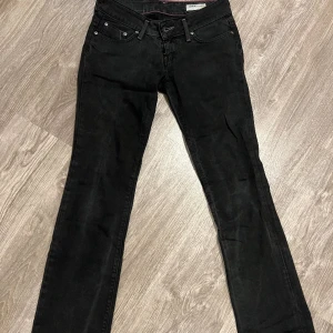 Svarta lågmidjade jeans! - Bootcut, lågmidjade, snyggt svart tvättning, passar till alla tillfällen💕W28 L33