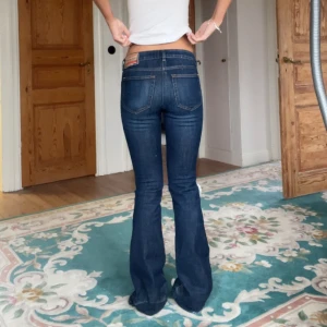 Diesel jeans  - Jättesnygga diesel jeans, knappt slitna alls, använda fåtal gånger. Innebenslängden är 84cm (går att sprätta) dom är Lågmidjade i en bootcut modell, köpta i deiselbutiken i Stockholm för 1600kr, slutsålda i denna storlek🩷