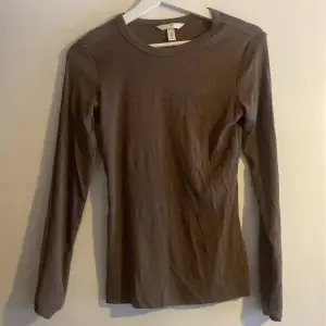 En fin, brun, tun långärmad tröja som är i super skönt material. Köpt på HM för 1år sedan och har bara används några gånger, är därför i bra skick. Storlek M.