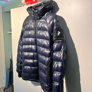 Peak Performance Tomic Jacka - Säljer nu min Peak Performance ”Tomic” jacka. Den är i väldigt bra skick utan några hål eller liknande. Den är i färgen ”Blue shadow” och storlek 170 och sitter som en S. Riktigt skön och varm, perfekt till vinter/vår. Hör av dig vid funderingar. Mvh