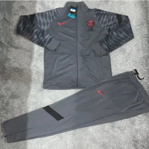 Grå psg tracksuit - Helt ny grå psg tracksuit (äkta), aldrig använd bara testad. I storlek M men passar S om man vill ha lite oversized och L om man vill ha väldigt tight. Säljes då den inte  passar som jag ville. Pris går att diskuteras (som alltid)