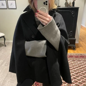 Cape - Svart cape som är nästintill oanvänd 🖤
