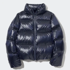Uniqlo jacka - Säljer denna snygga glansiga marinblåa vinterjacka från Uniqlo, fint skick💙