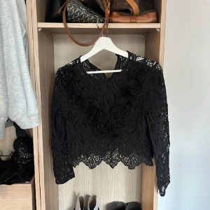Svart topp från zara  - Säljer denna super fina toppen från zara 💕 säljer den för den inte kommer till användning tyvärr 💕