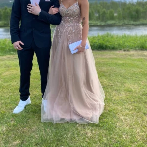 Balklänning - Balklänning från DRESSROOM LINNÉ! Endast använd en gång, små defekter (smått sliten längst ner, skriv för  bild) Lite lång på mig som är 167cm. Nypris är 4500kr. Skickar med extra tyg, paljetter samt matchande slips och näsduk.