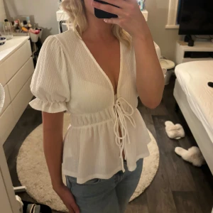 Vit blus - Söt vit blus från gina tricot med snörning 🤍