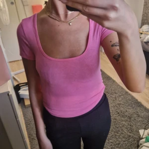 Rosa topp - Jättegullig rosa urringad topp! Älskar denna men har flera liknande så nu är det dags att sälja! Använd kanske 10 ggr, jättebra skick. Ser lite skrynklig ut på galgen men det försvinner helt när man sätter på sig den🩷 