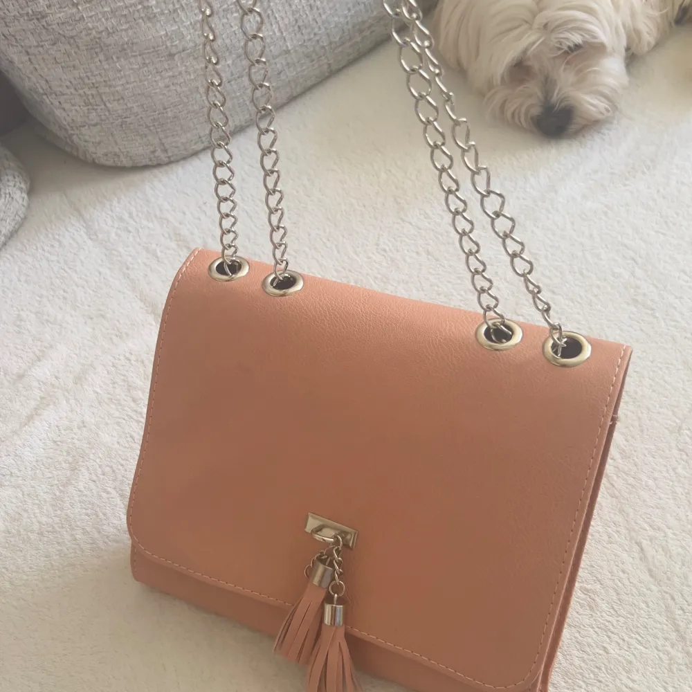 Nude pink bag, used but in good shape. Väskor.