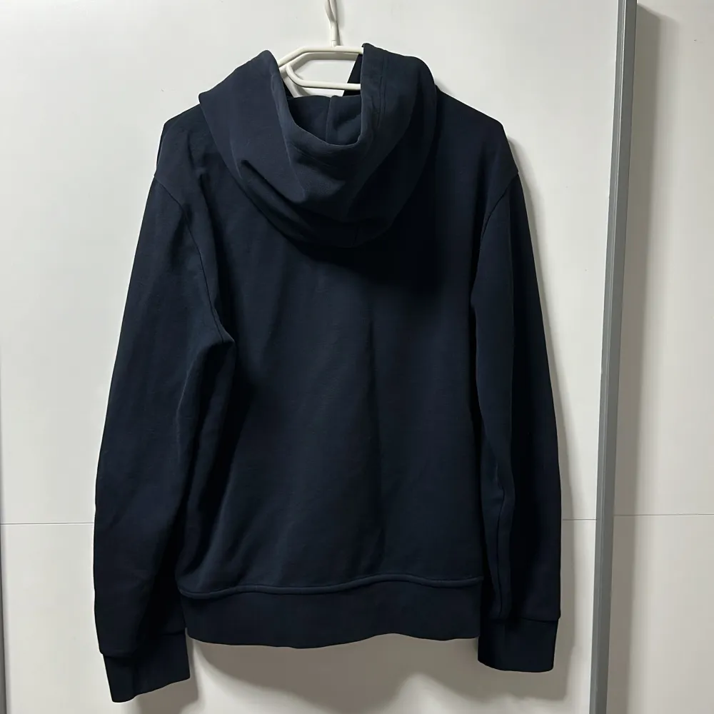 En mörk blå Polo Ralph Lauren zip hoodie. Storlek S men passar även M. Köpt från Ralph Laurens hemsida för 2195kr. Använd några gånger. . Tröjor & Koftor.