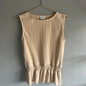 Fin blus - Fin beige blus i storlek S. Skriv för fler frågor eller diskutera pris m.m.💞