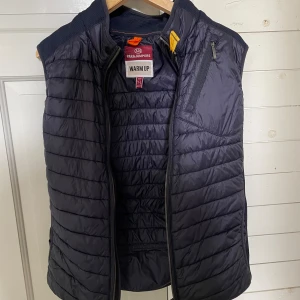 Parajumper vest  - Säljer min parajumper eftersom jag inte använder den längre. Den är i toppenskick och är (äkta). 