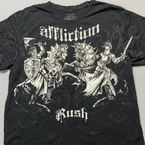 Affliction tee🔥 - Vintage wear på denna, sliten men i en y2k stil. Tröjan är köpt av en reseller men knappt används så därför säljer jag den vidare😊