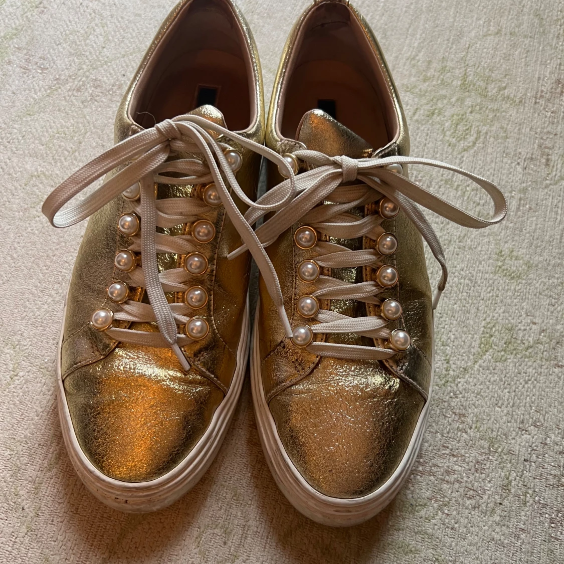 Skor i guld med pärlor från Stuart Weitzman