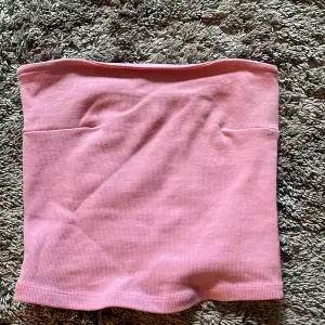 Jag säljer min rosa ribbade tuptopp i storlek XS ifrån ginatricot eftersom den inte kommer till användning. Toppen är nästan helt oanvänd och är i väldigt bra skick.☺️ köparen står för frakten