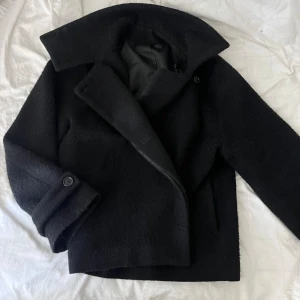 Arket kappa - Säljer denna arket kappa då den inte kommer till användning💕Den är väl använd och har nån liten defekt men inget som syns när man har på sig jackan, nypris är 2200kr säljer för 450kr då jag vill få sålt den snabbt, storlek 38💕💕