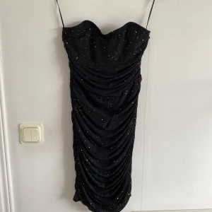 Klänning från Cider - Superfin klänning från märker Cider, aldrig använd! Den har en inbyggd bygel och silikon kant så den sitter uppe, dragkedja i ryggen och som en dragsko längst med ryggen 