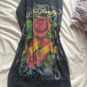 y2k ed hardy klänning  - mörkgrå ed hardy klänning i tanktop-stil😻 färgen irl syns bäst på första bilden! tryck både på fram och baksidan, baksidan på bild 3 💋 strl är ca 38/40  klänningen är från 2000-talet, skulle gissa mellan 15-20 år gammal så nästan vintage 🩷
