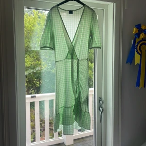 Supersöt sommarklänning - Säljer denna klänning från Gina då den inte länge kommer till användning 💖 använd ytterst få gånger 💖