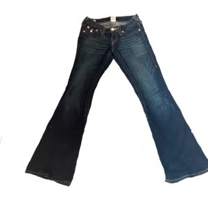 True religion - True religion jeans som är bootcut. Säljer de gör de typ inte passar längre, köpta runt Mars detta året. Skriv för mer bilder och mått❤️
