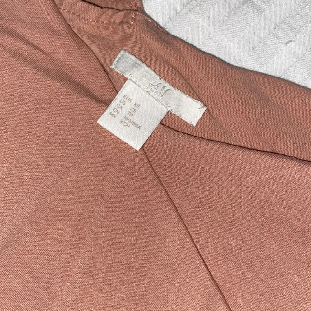 Är superfin och är i storlek xs. Är från h&m och har används cirka tre gånger. Köparen står för frakten ❤️. Yläosat.