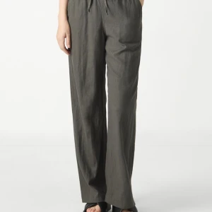 Tygbyxor linjebyxor ,  - Säljer min tygbyxa/ linjebyxa pga av köpte par andra. Köpte de för tre veckor sedan, använd bara två gånger. I storlek Xxs men passar även xs-m. Köpte på zalando. Kvitto finns. 