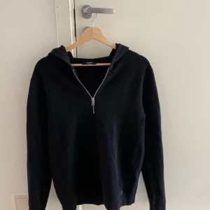 Stickad halvzip hoodie! - Riktigt skön och snygg halvzip hoodie från Jack and Jones! / perfekt skick! / nypris: 899kr / DM för bild på!