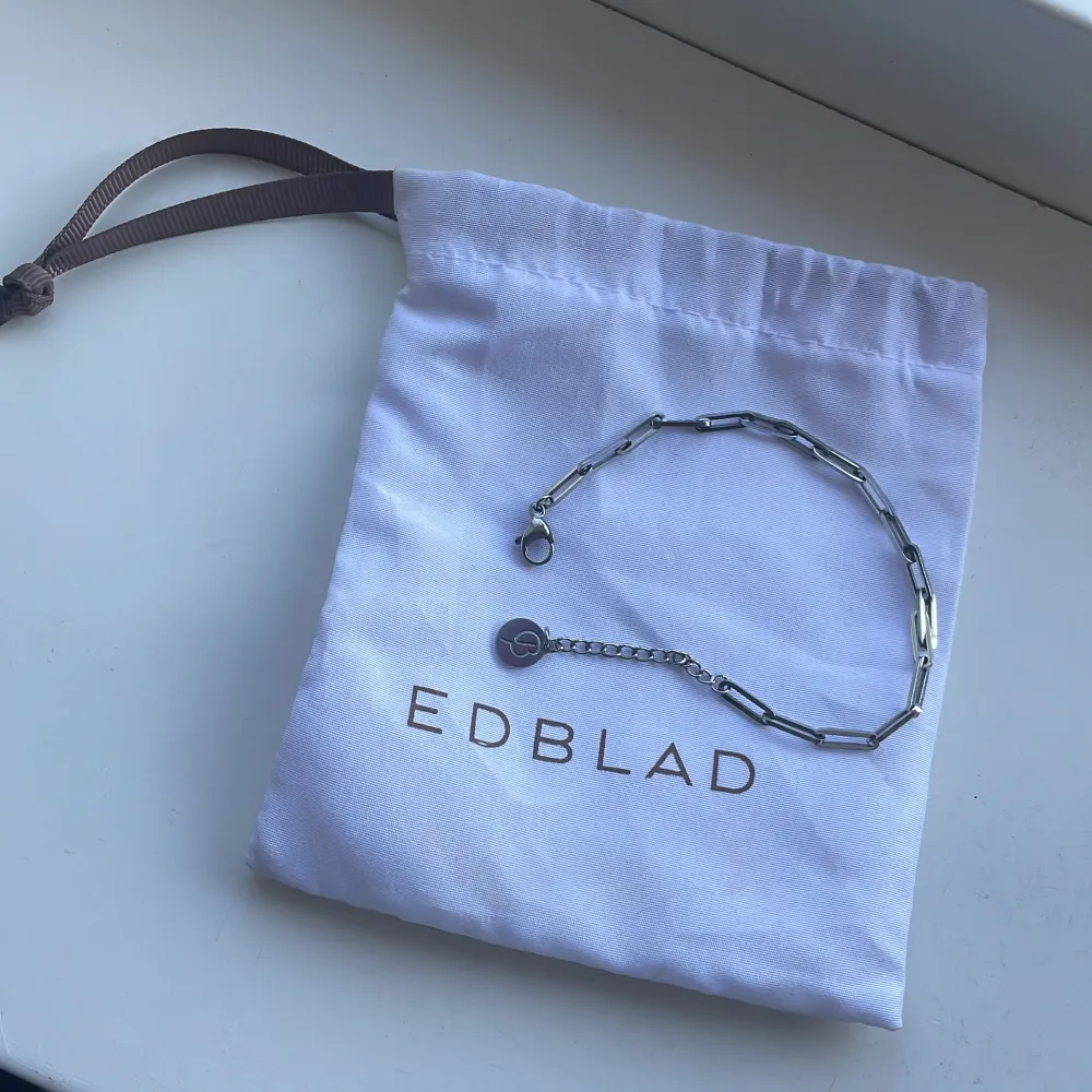 Rostfritt stål, nypris 349kr, mycket bra skick! Har haft armbandet non-stop i ett år (duschat, badat, tränat osv.) utan att det slitits alls. Säljer pga att jag bytt till guld💞. Asusteet.
