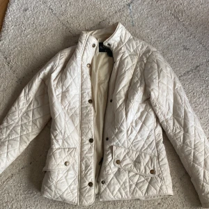 Beige barbour jacka - Beige barbour jacka köpt i England. Använd få gånger och är i storlek 36/Small. Bild 1: framsidan  Bild 3: närmre bild på fickorna Bild 4: baksidan 